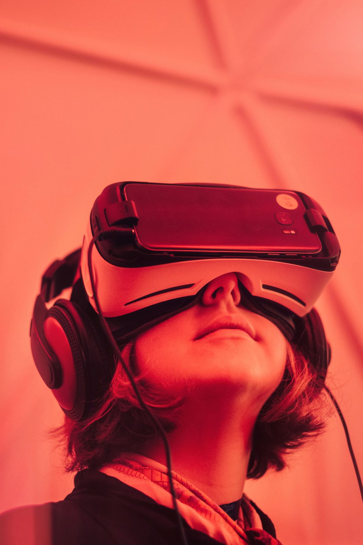 picture of a boy with VR-glasses leading to robotics and AI site