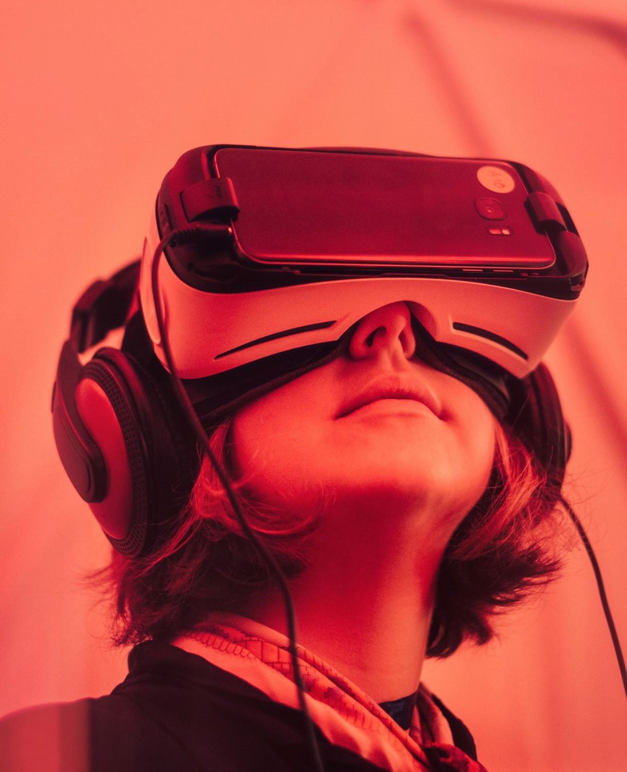 picture of a boy with VR-glasses leading to robotics and AI site